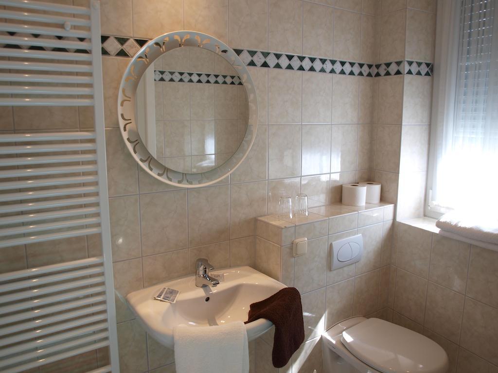 Hotel Gasthof Schuster Und Gaestehaus Rüdesheim am Rhein Habitación foto
